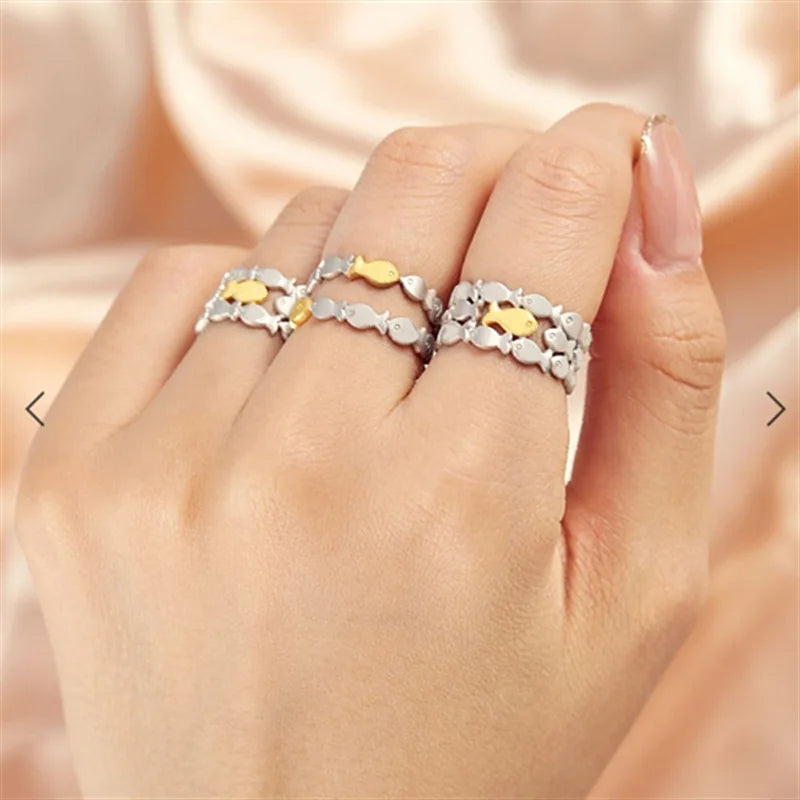 Anillo contra corriente pez pequeño 