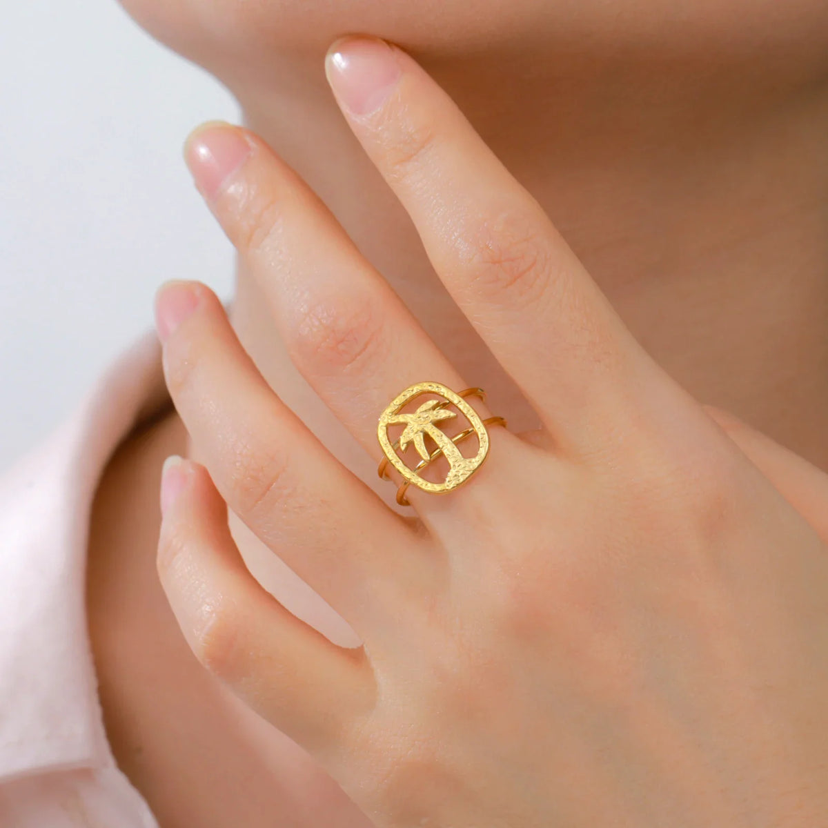Anillo con motivo de palmera de oro