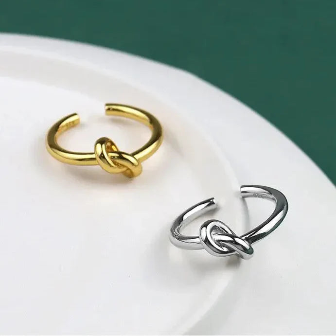 Anillo ajustable con nudo dorado