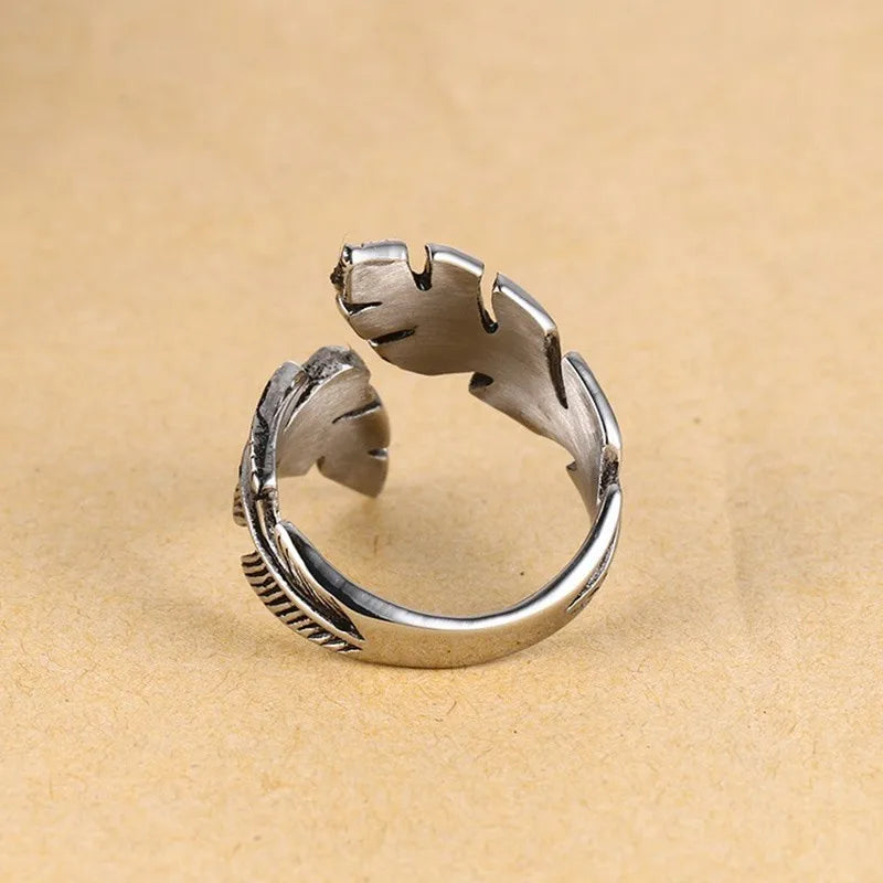 Anillo ajustable con pluma plateada