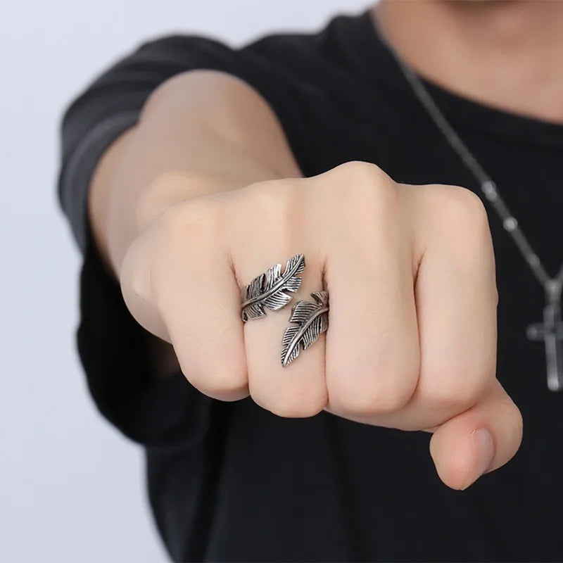 Anillo ajustable con pluma plateada