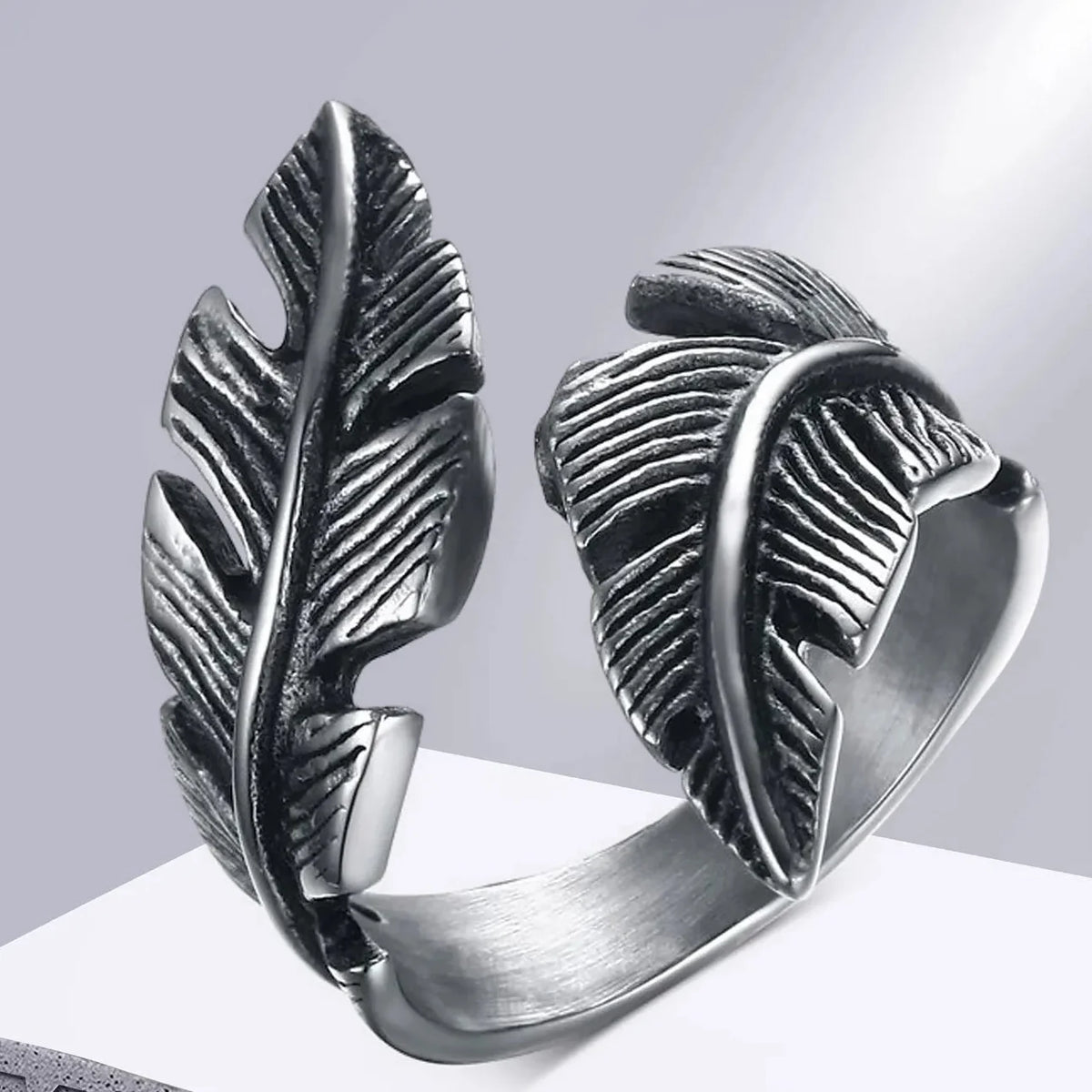 Anillo ajustable con pluma plateada