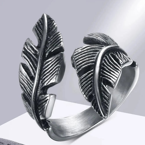 Anillo ajustable con pluma plateada