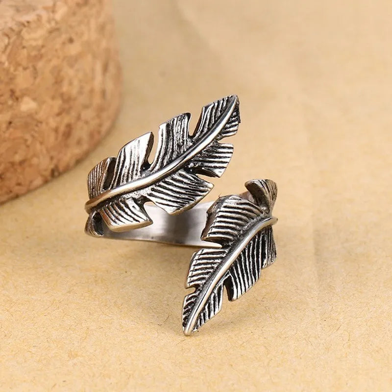 Anillo ajustable con pluma plateada