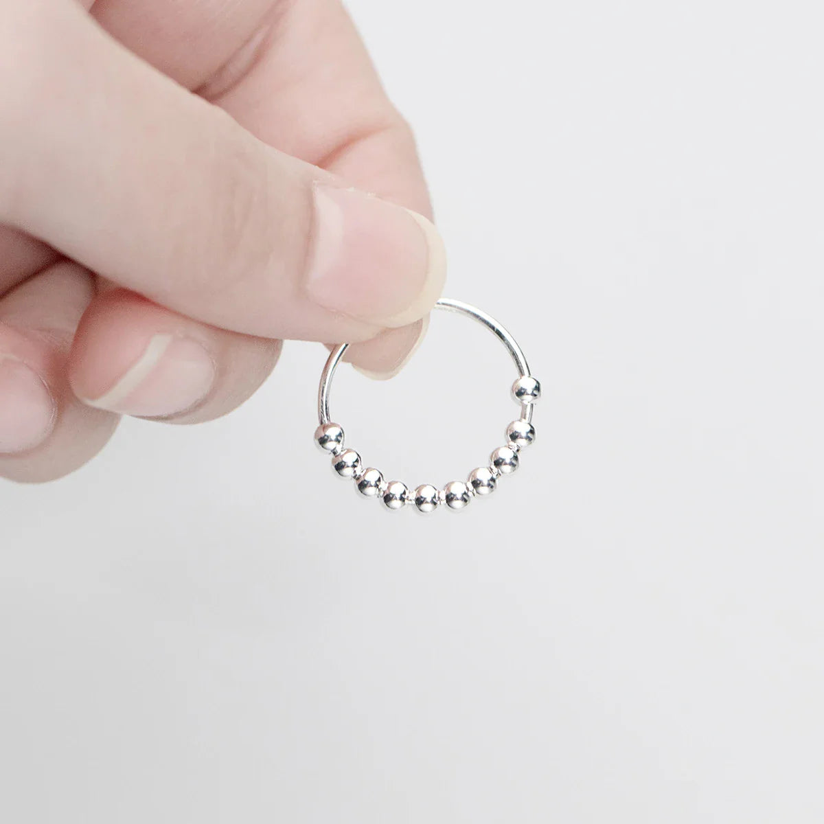Anillo Anti-Estrés con Perlas Giratorias para Hombre o Mujer en plata