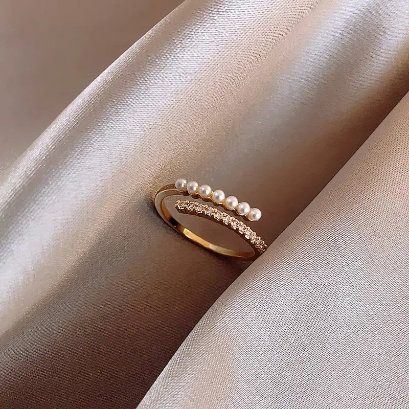 Anillo tipo Sortija con Perlas Blancas y Strass