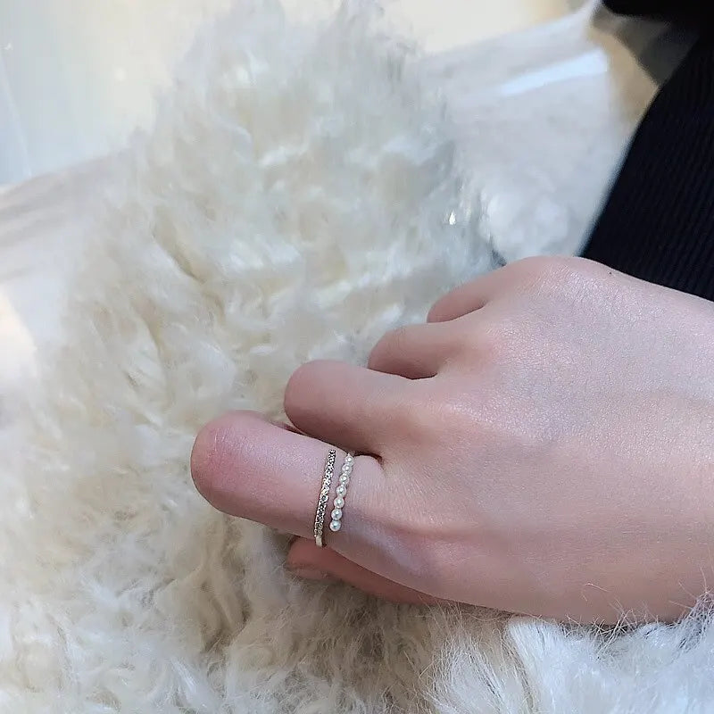 Anillo tipo Sortija con Perlas Blancas y Strass