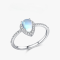 Anillo con piedra de luna y circonio