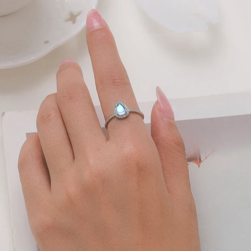 Anillo con piedra de luna y circonio