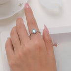 Anillo con piedra de luna y circonio