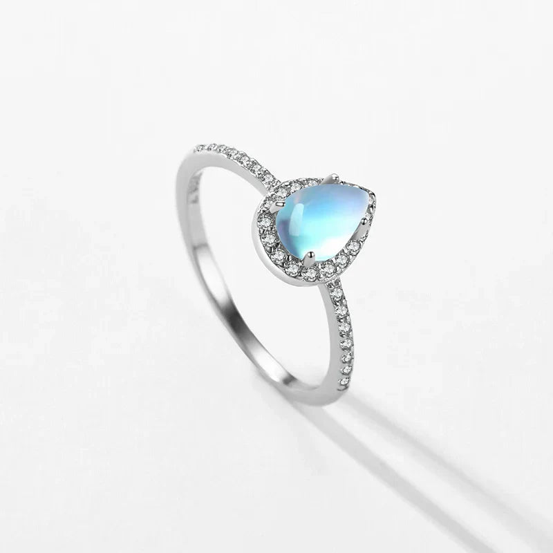 Anillo con piedra de luna y circonio
