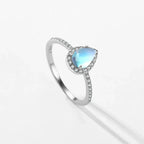 Anillo con piedra de luna y circonio
