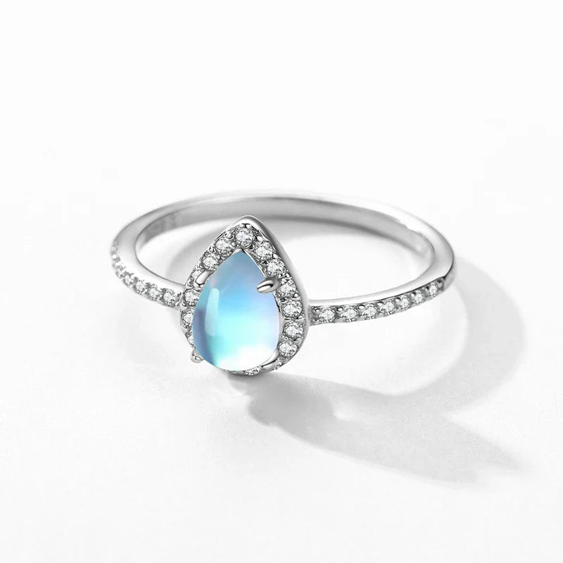 Anillo con piedra de luna y circonio