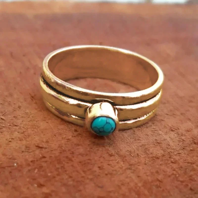 Anillo étnico con piedra turquesa de oro