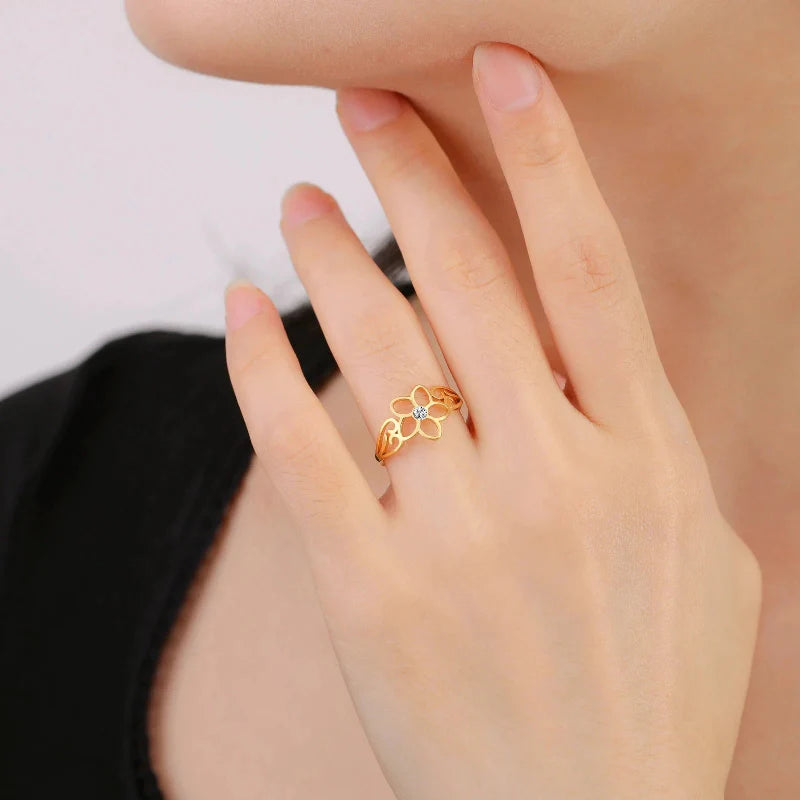 Anillo Flor de 5 Pétalos con Circonio Oro