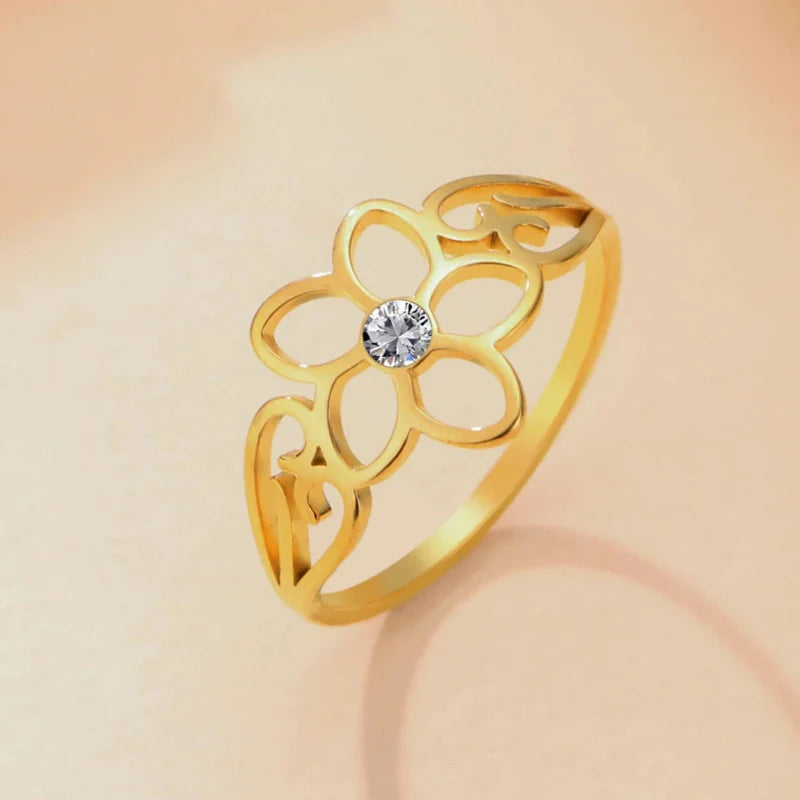 Anillo Flor de 5 Pétalos con Circonio Oro