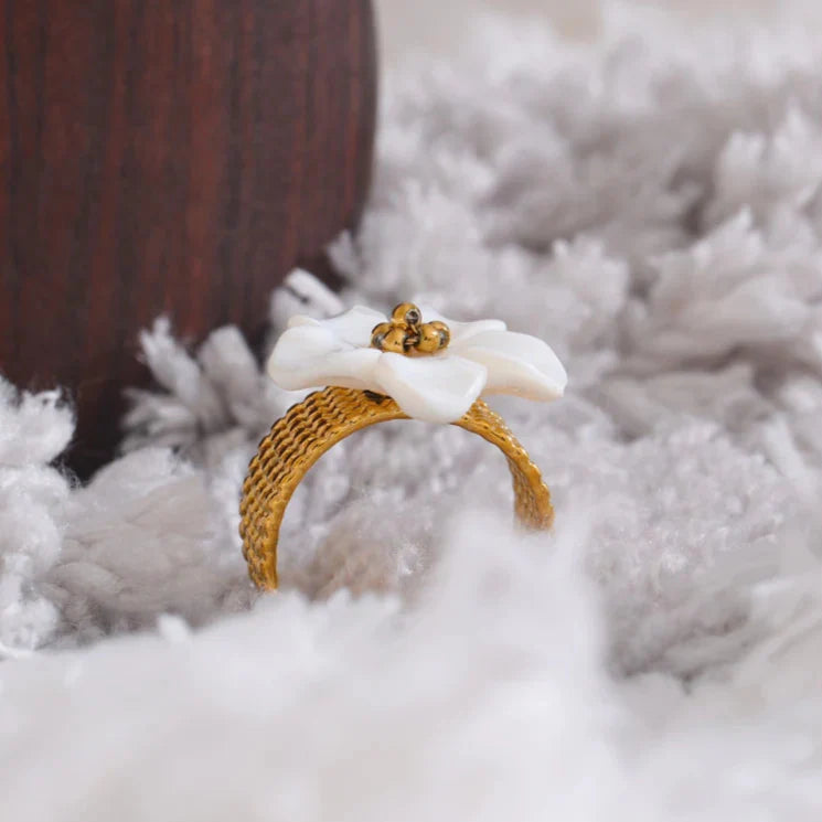 Anillo de Flor Blanca
