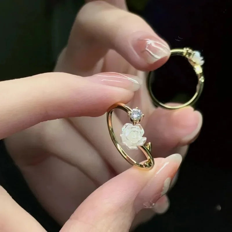 Anillo de Flor de Tulipán en Circonio