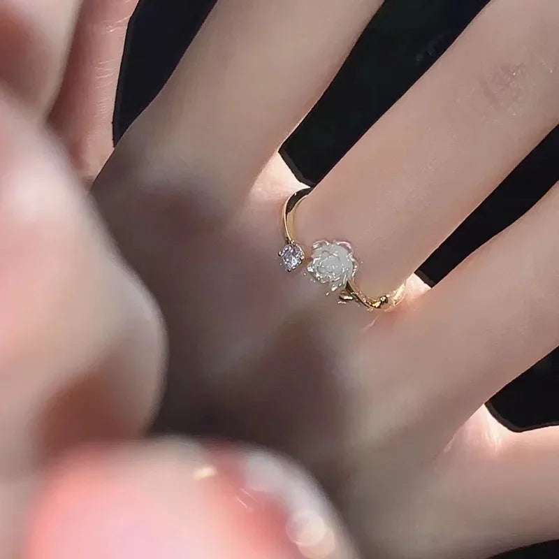 Anillo de Flor de Tulipán en Circonio