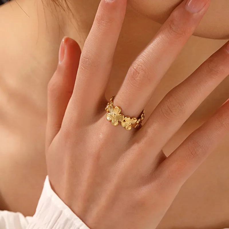 Anillo de Flores Doradas