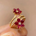 Anillo con Flores Rojas y Circonio