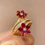 Anillo con Flores Rojas y Circonio