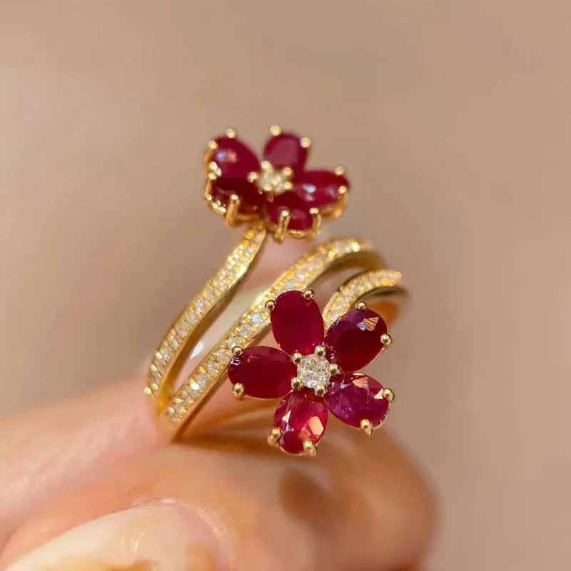 Anillo con Flores Rojas y Circonio