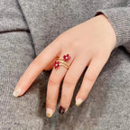 Anillo con Flores Rojas y Circonio