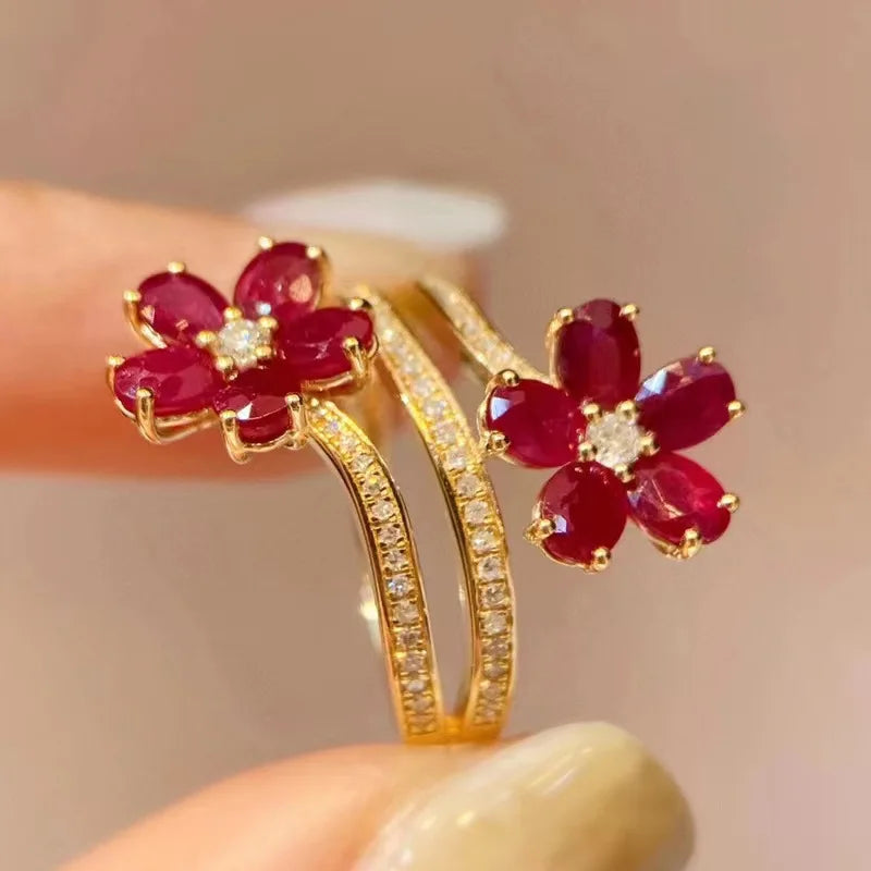 Anillo con Flores Rojas y Circonio