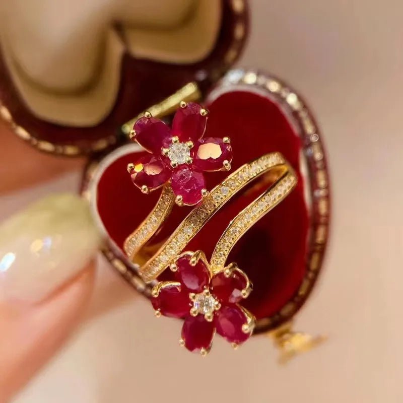 Anillo con Flores Rojas y Circonio