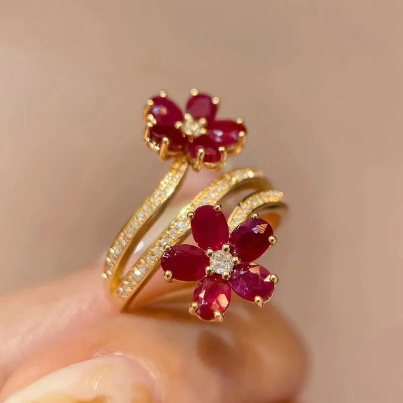 Anillo con Flores Rojas y Circonio