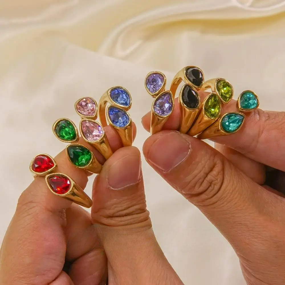 Anillo con gota de agua y perla de color rojo