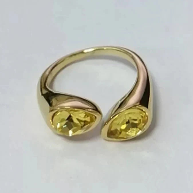 Anillo con gota de agua y perla de color amarillo