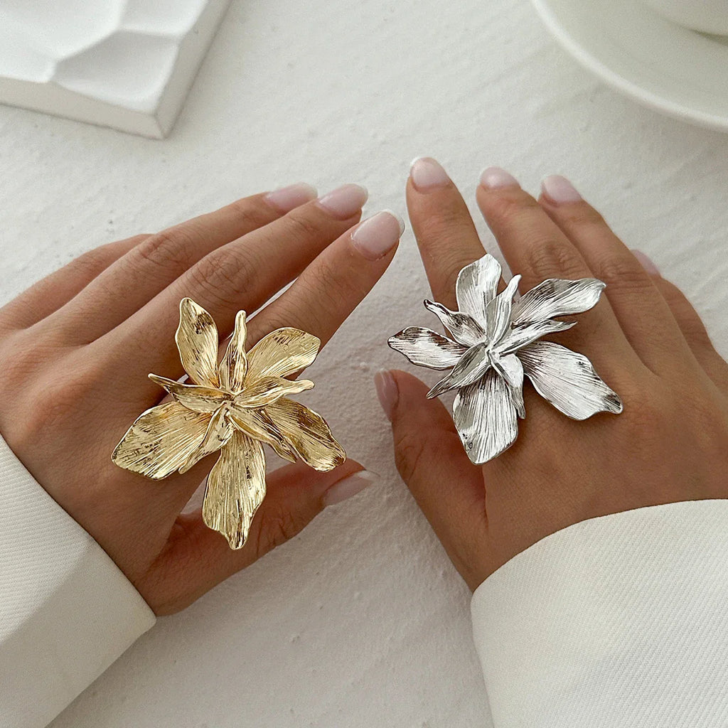 Anillo con Gran Flor de Plata