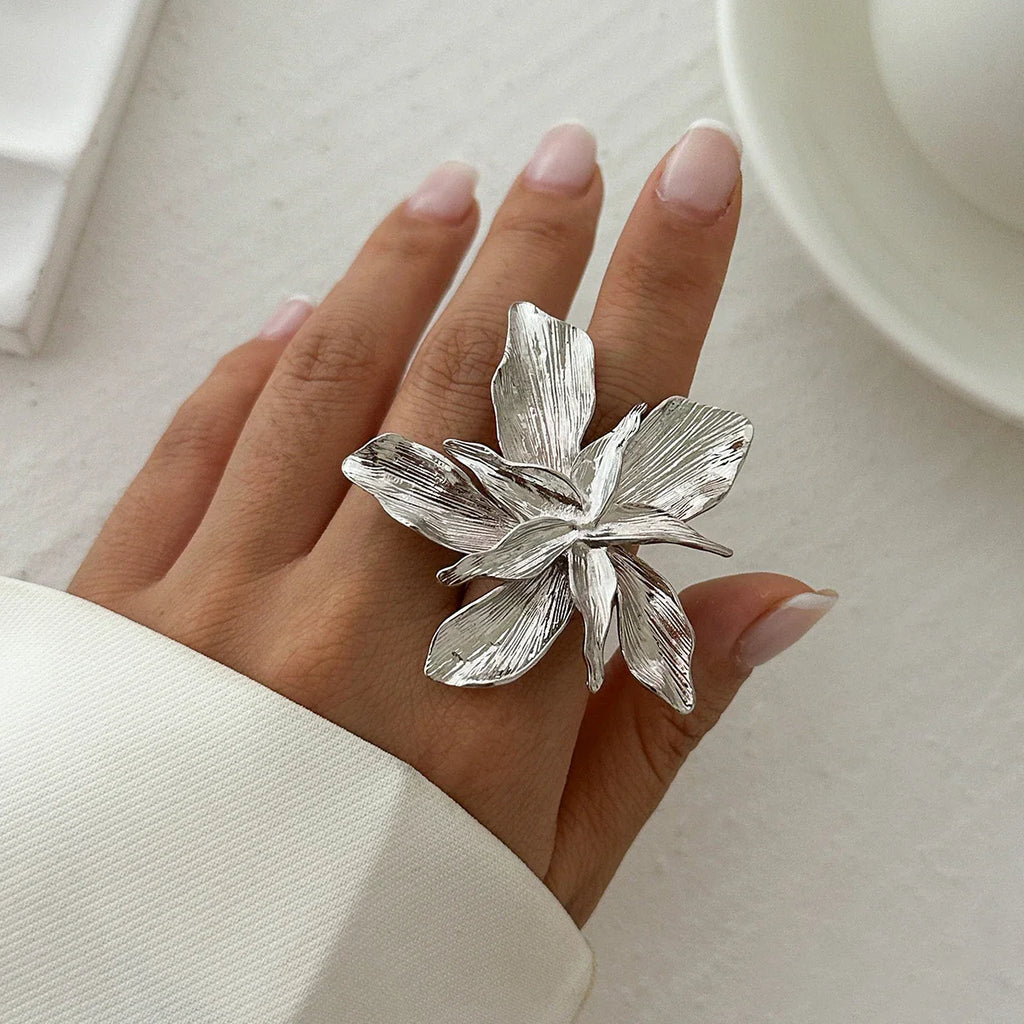 Anillo con Gran Flor de Plata