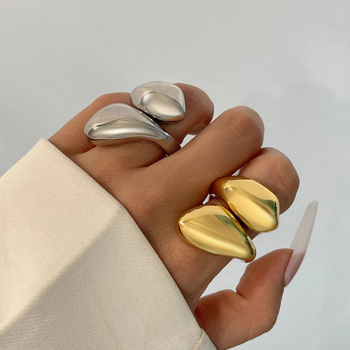 Anillo con gran gota de agua asimétrica en oro