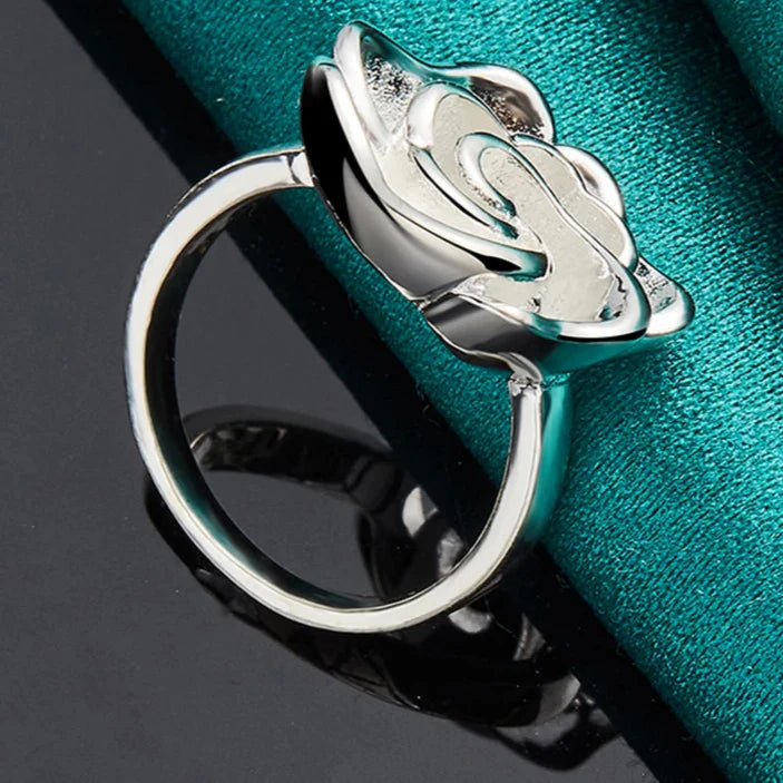 Anillo con Gran Flor Plateada