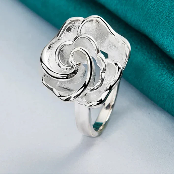 Anillo con Gran Flor Plateada