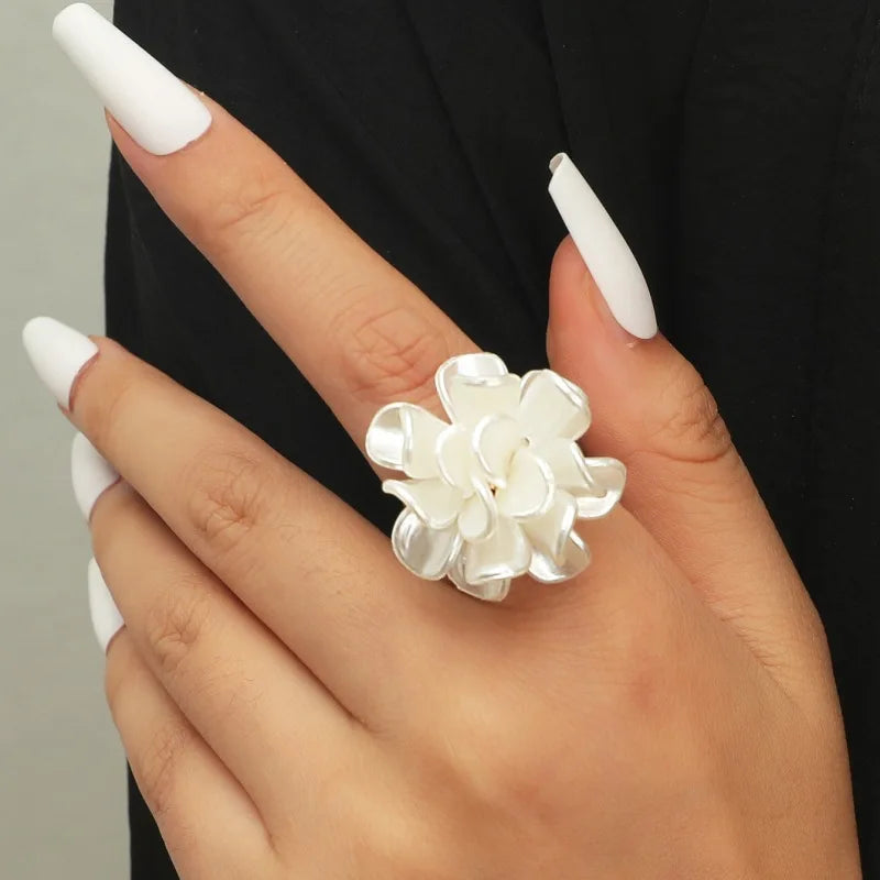 Anillo de Flor Grande Blanca