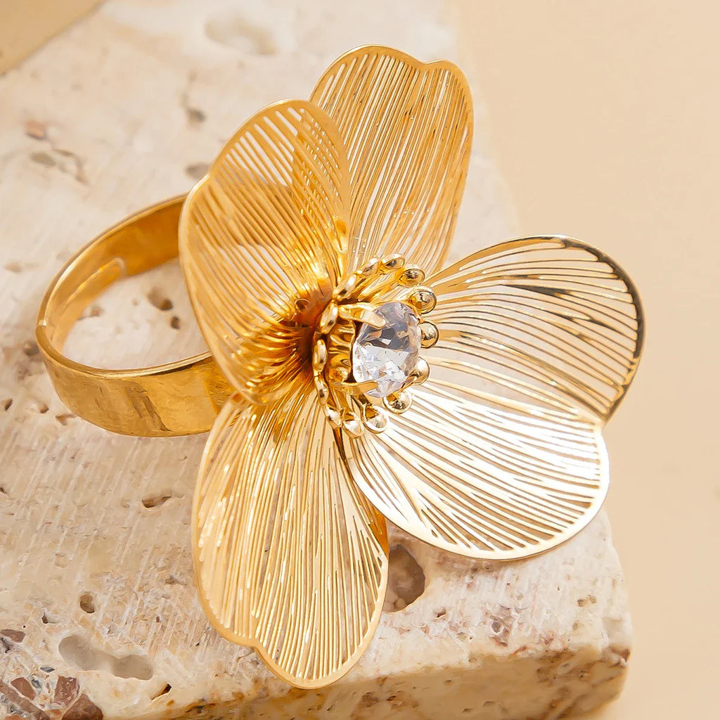 Anillo de flor grande delicada en oro