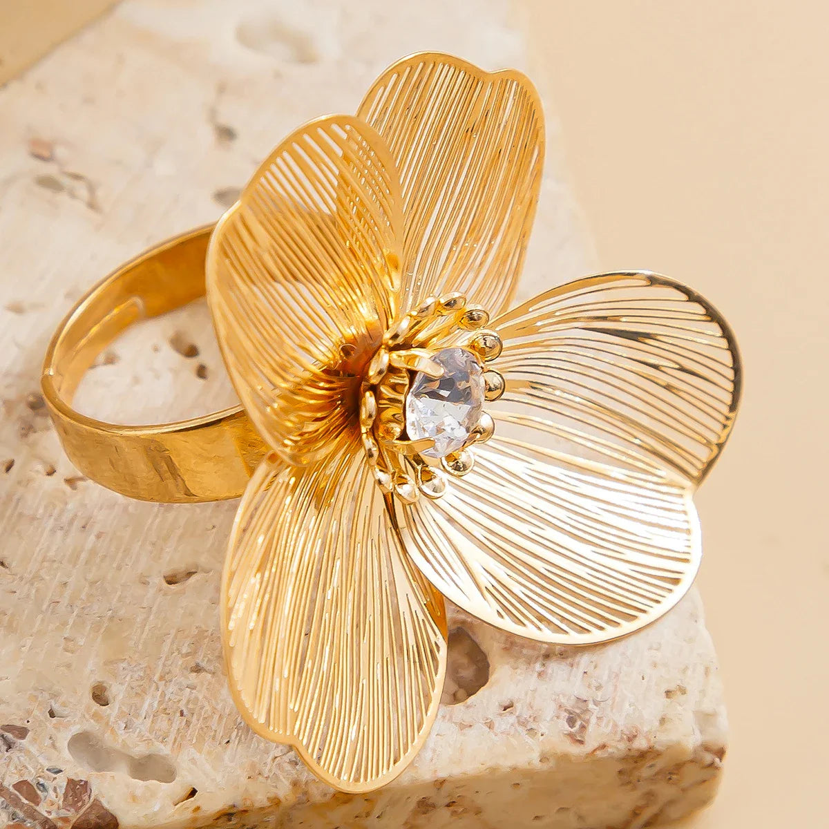 Anillo de flor grande delicada en oro