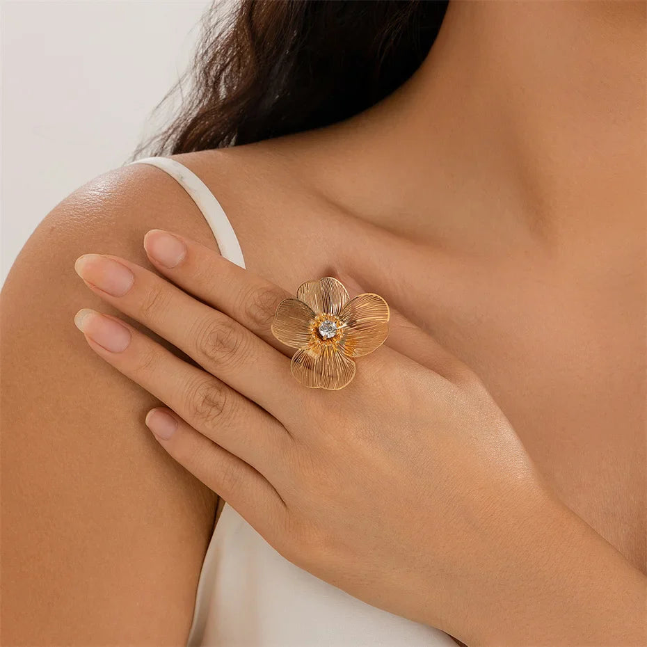 Anillo de flor grande delicada en oro