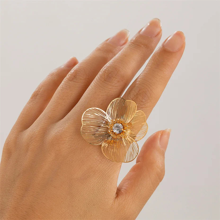 Anillo de flor grande delicada en oro