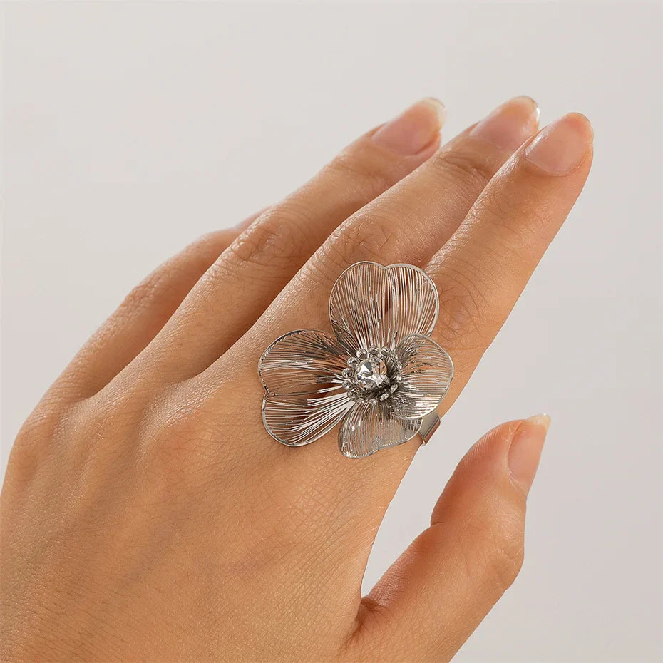Anillo de flor grande delicada en plata