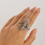 Anillo de flor grande delicada en plata