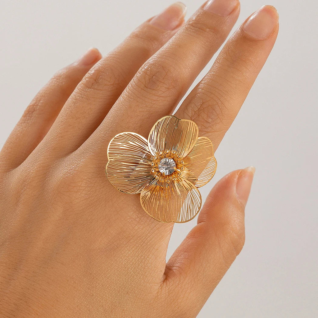 Anillo de flor grande delicada en oro