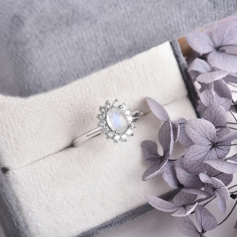 Anillo ovalado con piedra de luna y circonio