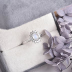 Anillo ovalado con piedra de luna y circonio