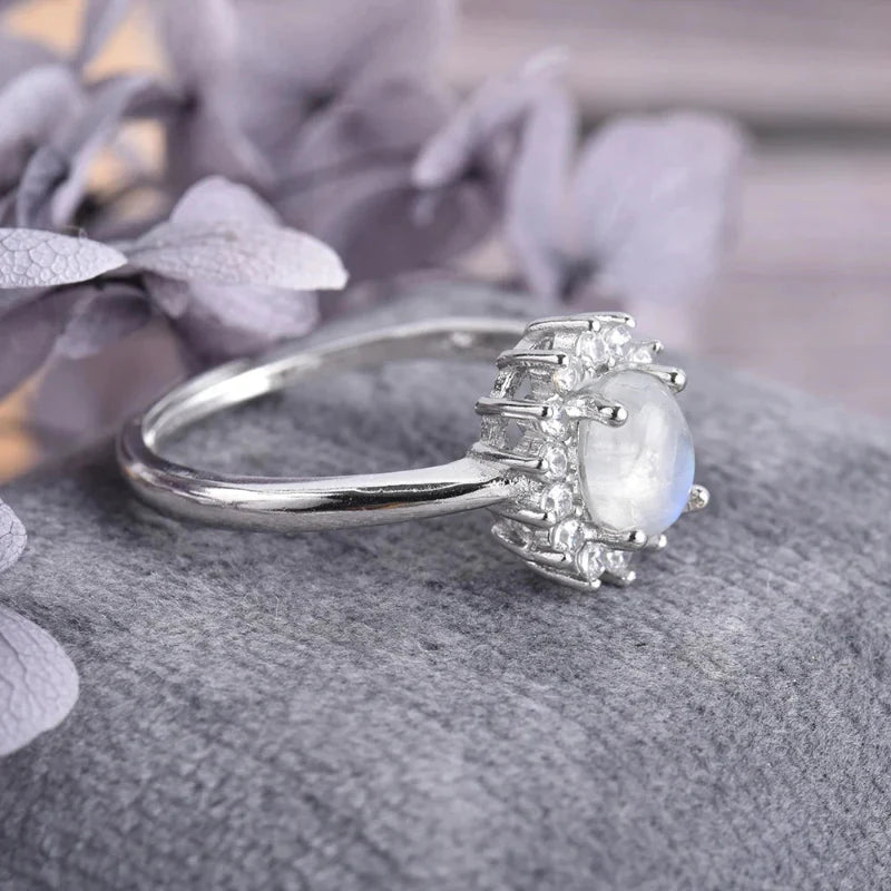 Anillo ovalado con piedra de luna y circonio