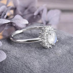 Anillo ovalado con piedra de luna y circonio